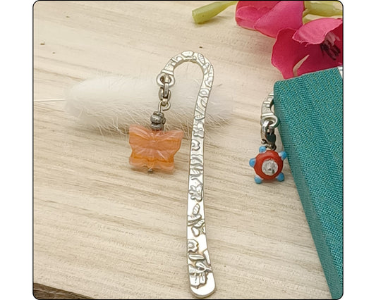 Lesezeichen mit versilberten Stab, gemustert, mit böhmischen Glasperlen