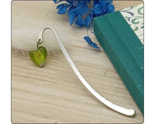 Lesezeichen mit versilberten Stab, geschwungen, mit böhmischen Glasperlen