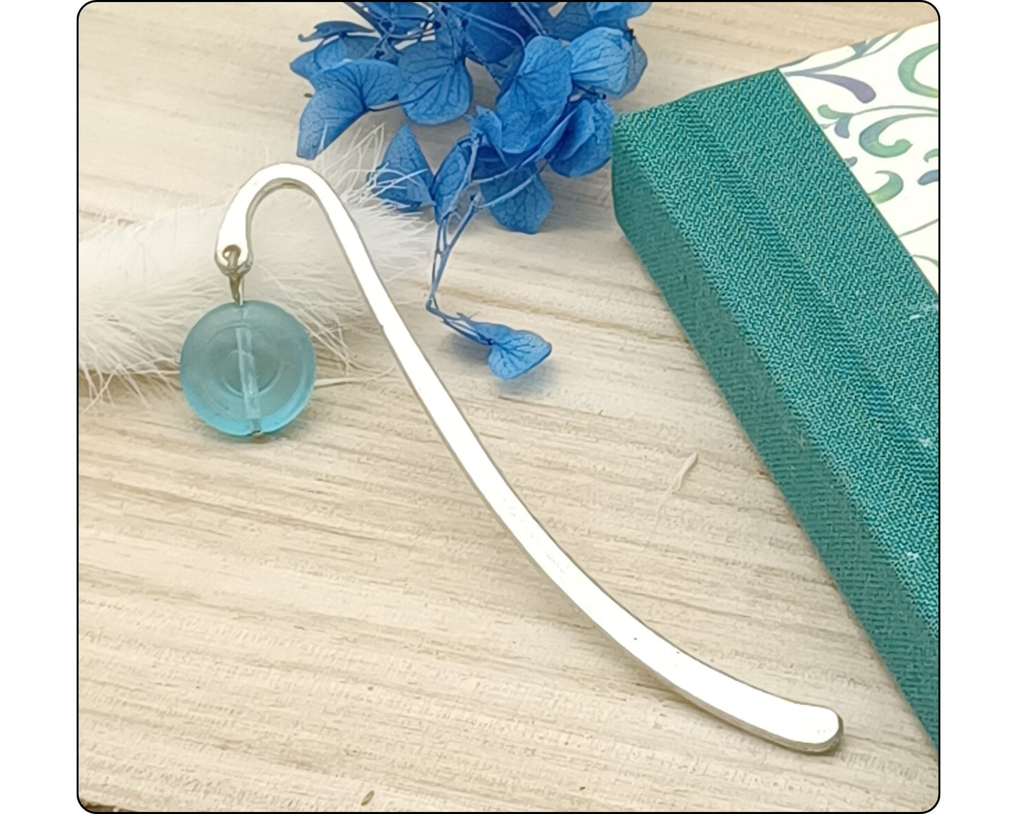 Lesezeichen mit versilberten Stab, geschwungen, mit böhmischen Glasperlen