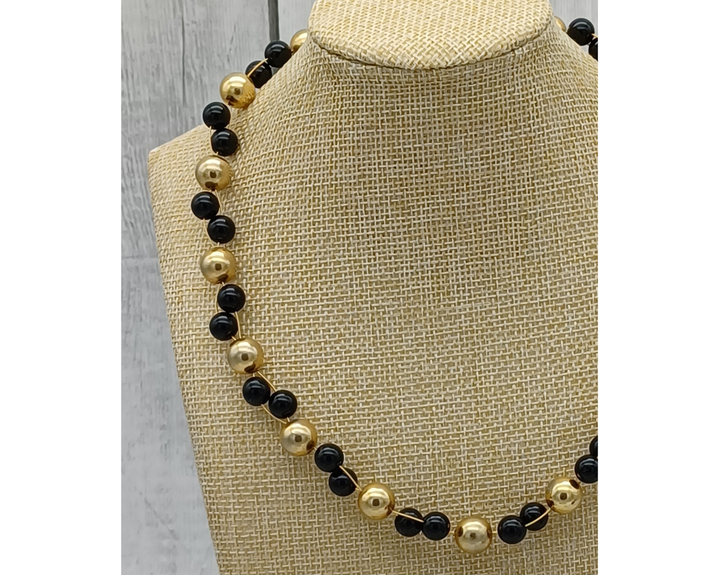 Unikat Perle Perle schwarz, mit goldenen Perlen- Sibille