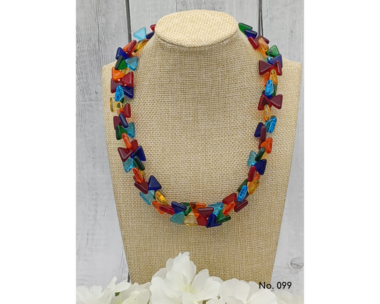 Halskette Glasperlen, in glänzenden Dreiecken, Ava