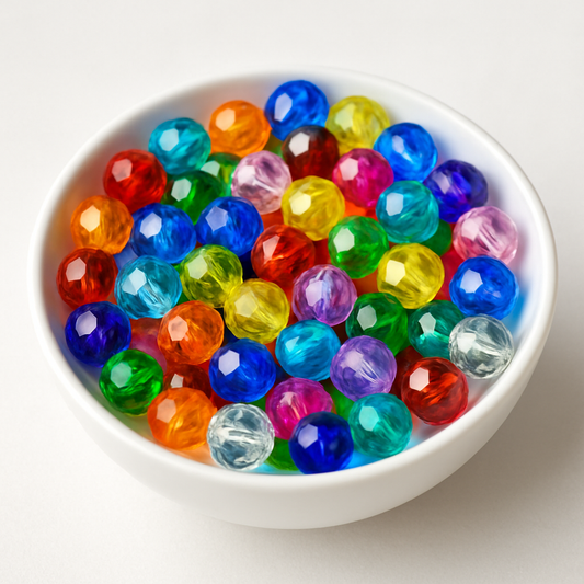 facettierte Glasperlen sind Schmuckperlen mit geschliffenen Flächen
