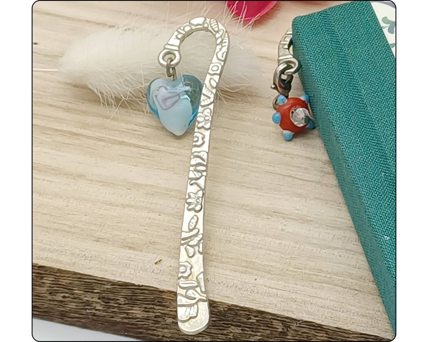 Lesezeichen mit versilberten Stab, gemustert, mit böhmischen Glasperlen