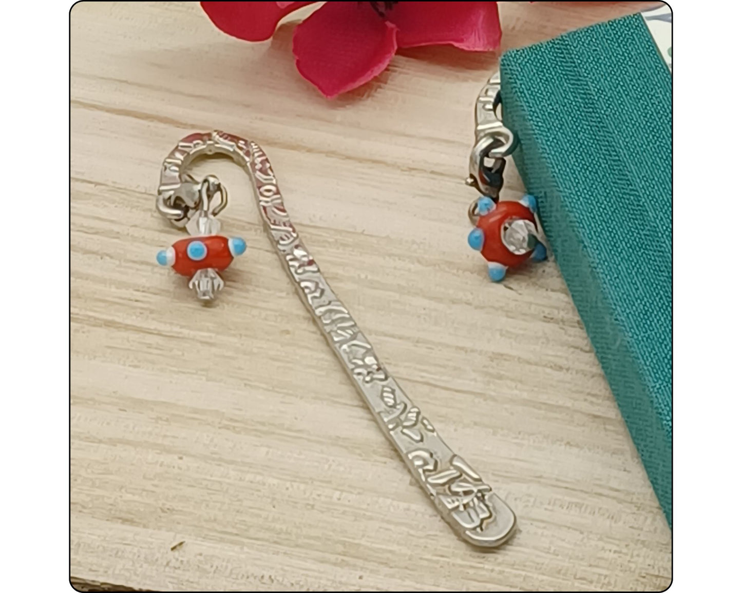 Lesezeichen mit versilberten Stab, gemustert, mit böhmischen Glasperlen