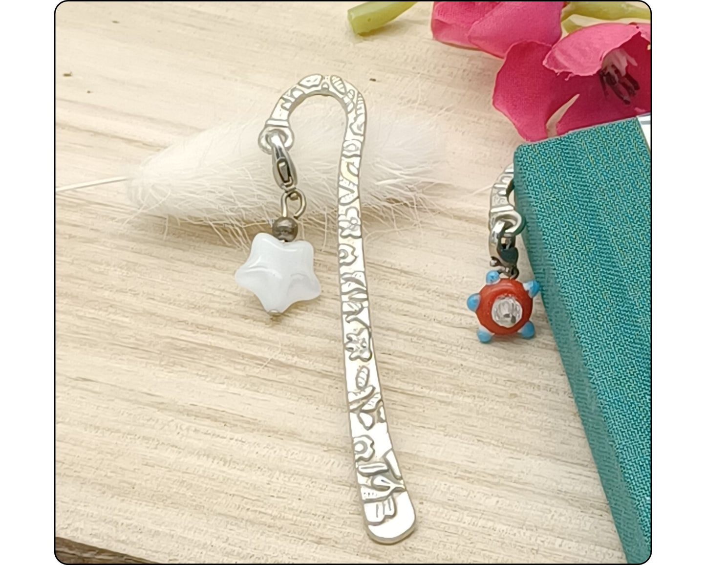 Lesezeichen mit versilberten Stab, gemustert, mit böhmischen Glasperlen