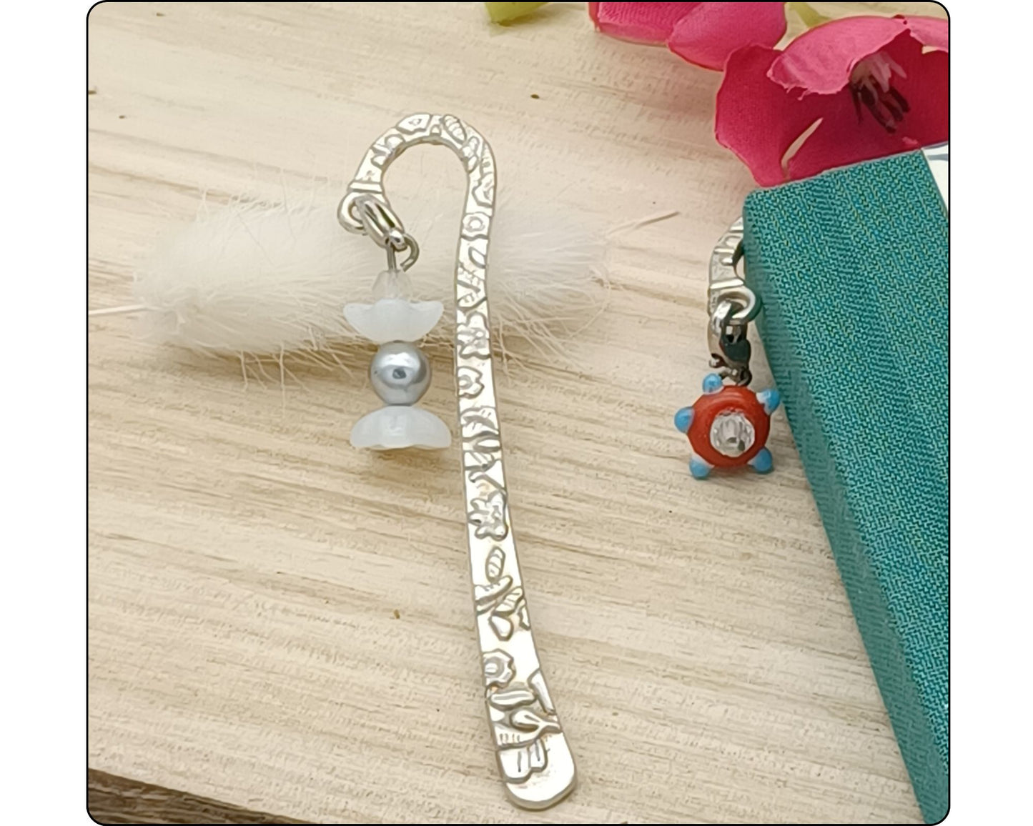 Lesezeichen mit versilberten Stab, gemustert, mit böhmischen Glasperlen