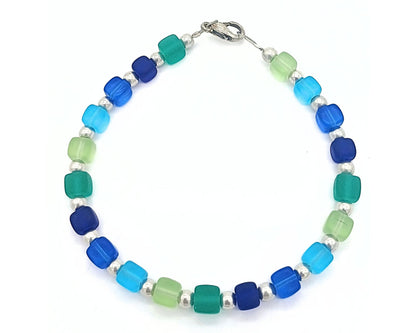 Armband Lilie- Böhmische Glasperlen in klassischer Würfelform mit Silberperle (Glas)