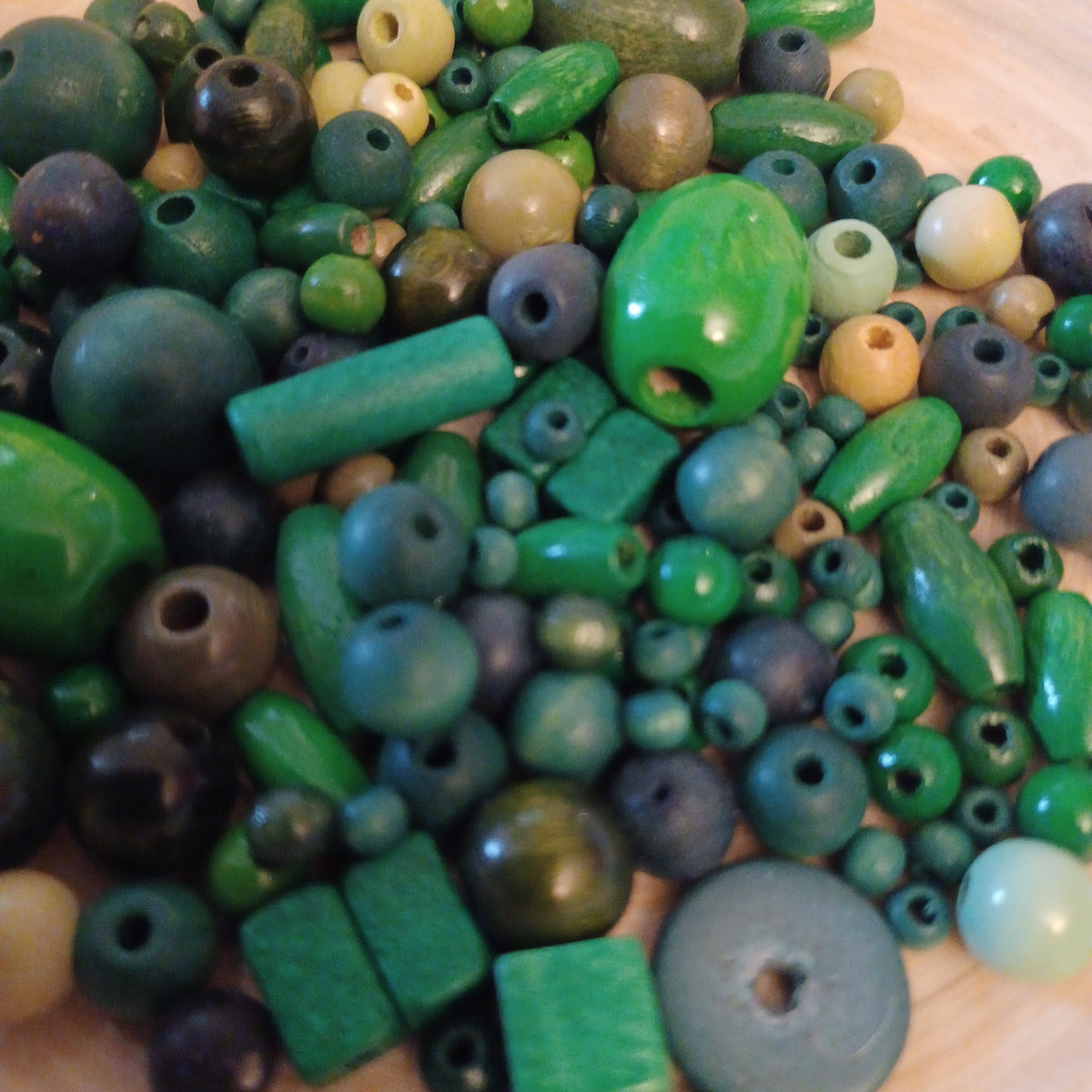 Holzperlen lose, diverse Formen, grün, 30g