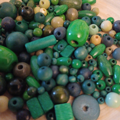 Holzperlen lose, diverse Formen, grün, 30g